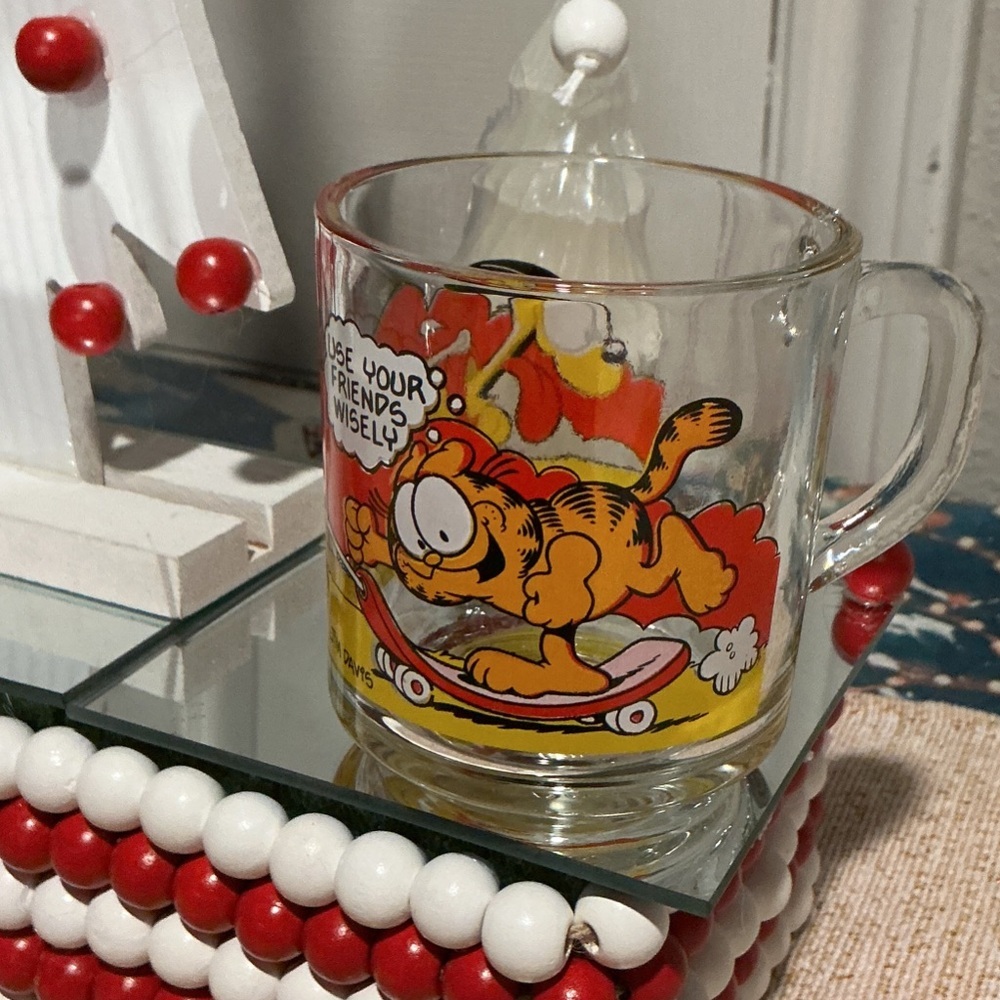 Vintage Garfield Glass Mug with Skateboard Design - Picture 4 of 6